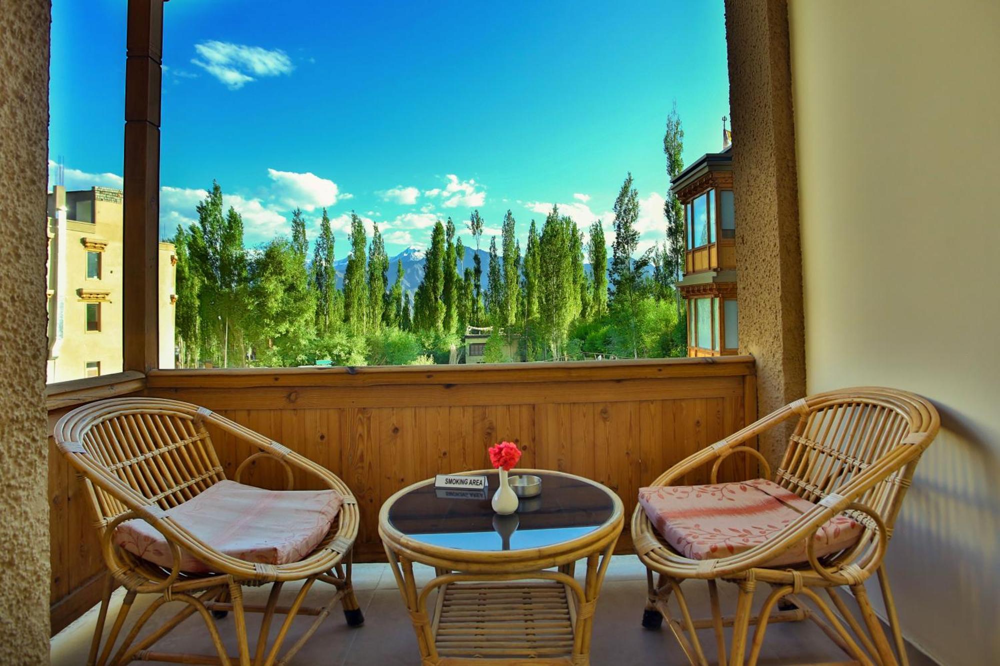 The Saraha Hotel Leh Bagian luar foto