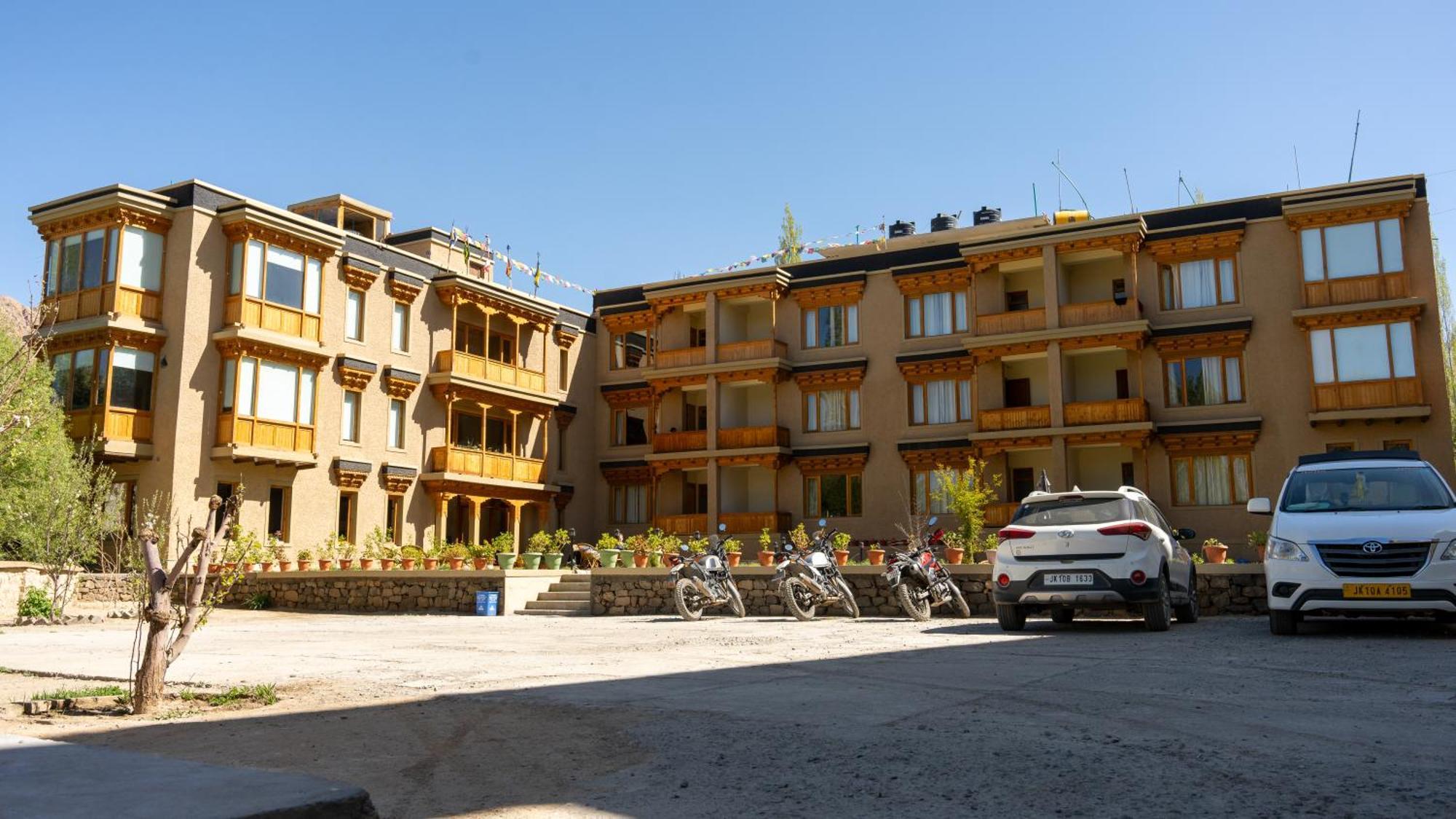 The Saraha Hotel Leh Bagian luar foto