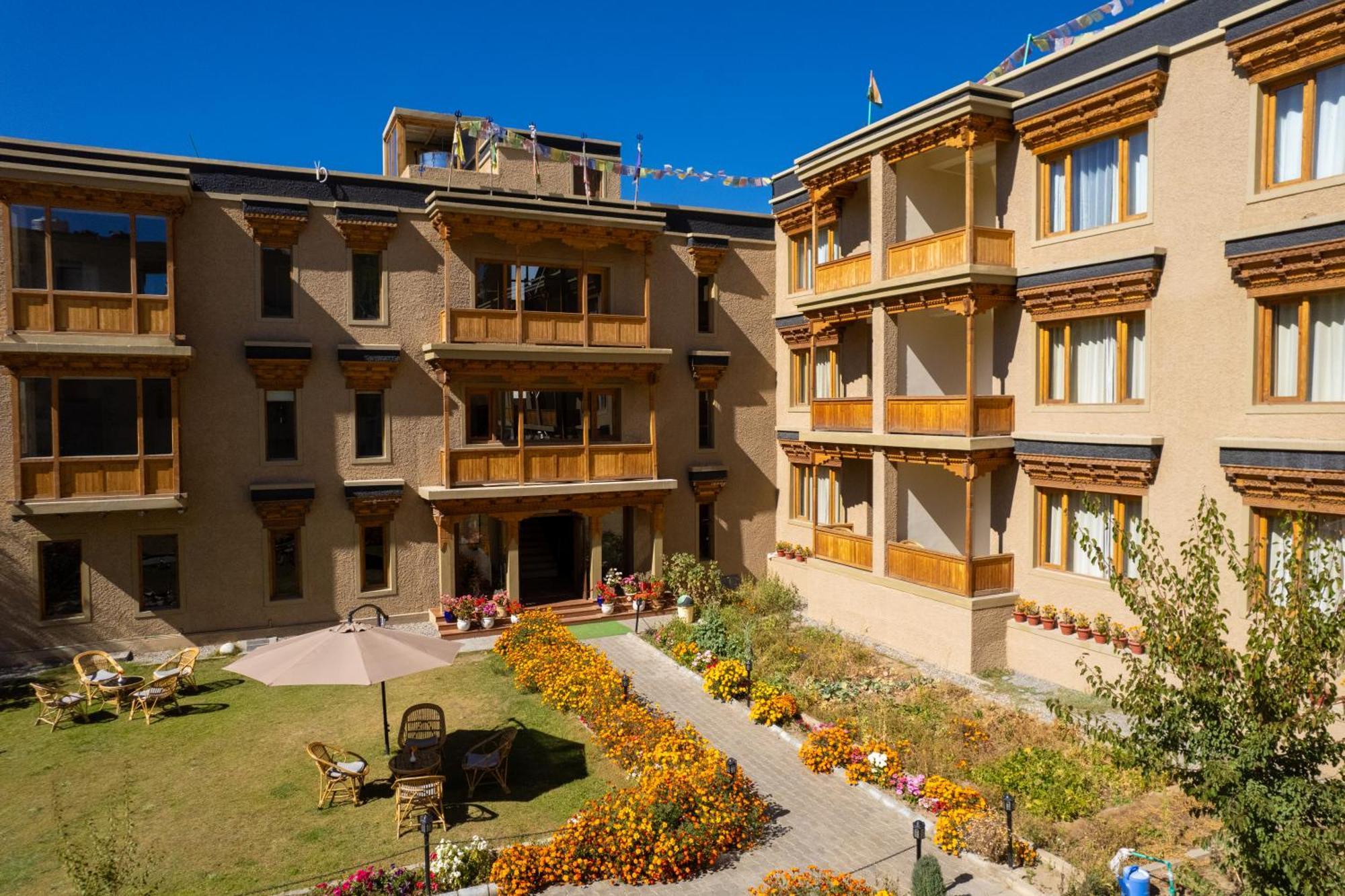 The Saraha Hotel Leh Bagian luar foto