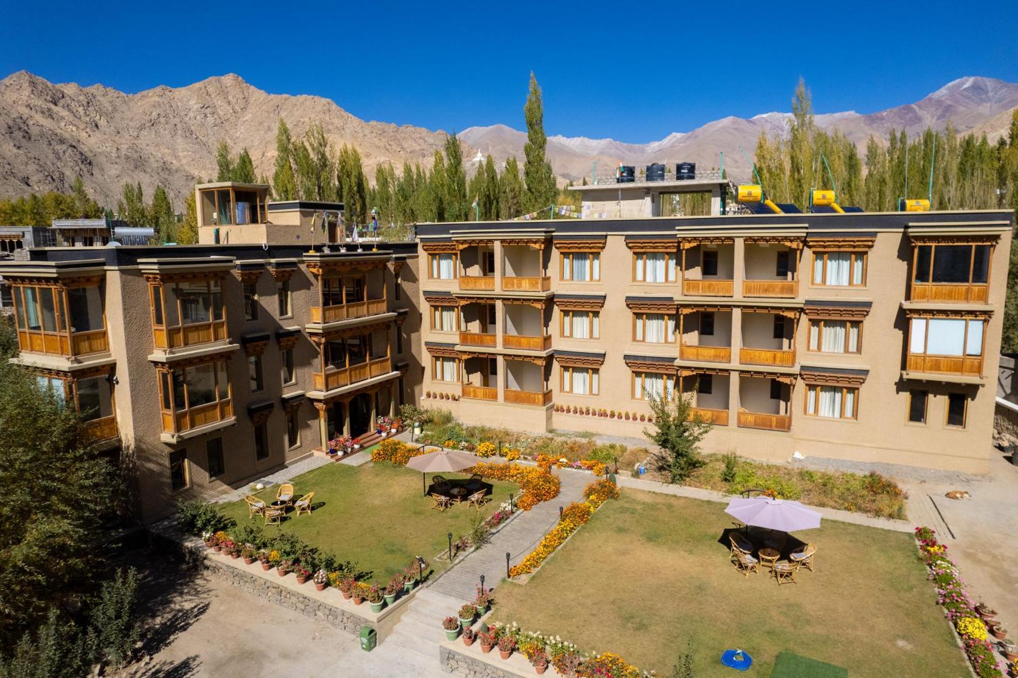 The Saraha Hotel Leh Bagian luar foto